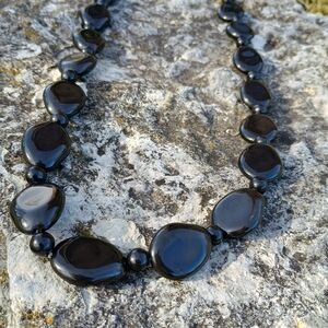 VTG 1980s - 1990s marbled dark gray lucite chunky beaded necklace, preppy core